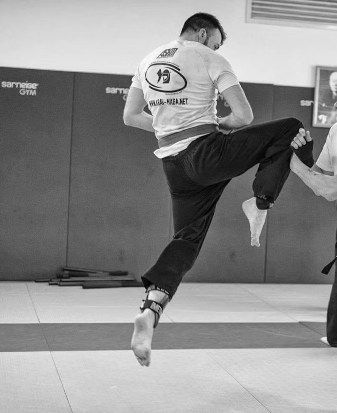 Instrutor Sérgio Baltazar em demonstração técnica de combate de defesa pessoal