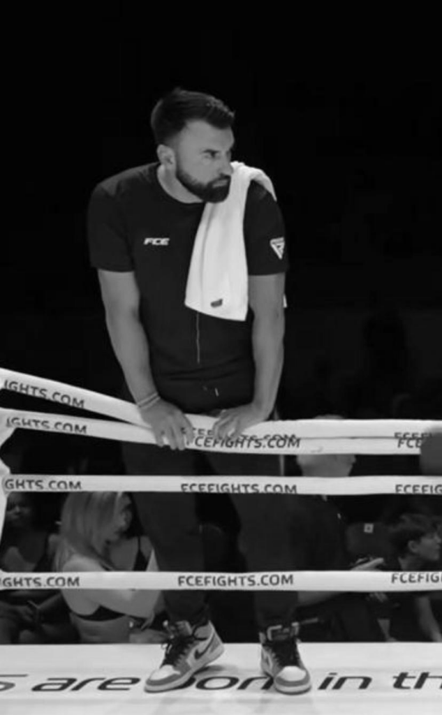 Fotografia do professor Sérgio no Ring de boxe